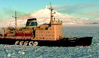 Спасательный ледокол застрял во льдах Спасательный ледокол застрял во льдах