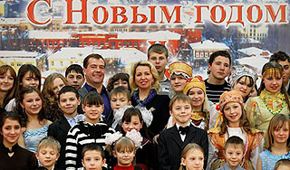 Медведев провел Рождество в детдоме Медведев провел Рождество в детдоме