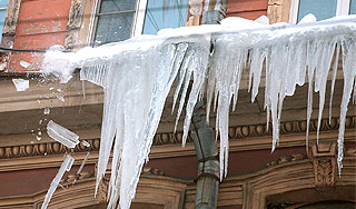 Ледяная глыба рухнула в коляску с ребенком Ледяная глыба рухнула в коляску с ребенком