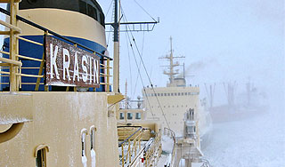 Ледоколы выводят из плена последнее судно Ледоколы выводят из плена последнее судно