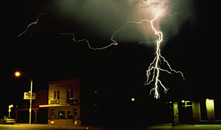 Молния убила двух школьников и массажиста Молния убила двух школьников и массажиста