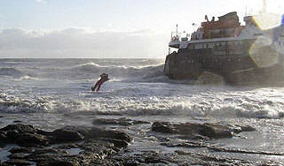 На Рейне перевернулся танкер с кислотой На Рейне перевернулся танкер с кислотой