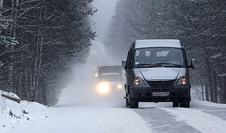 Снег заблокировал машины на трассе Снег заблокировал машины на трассе