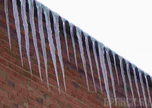 От «Жилкомсервиса» требуют решить проблему с сосульками