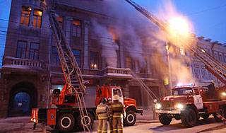 В центре Красноярска сгорело здание театра В центре Красноярска сгорело здание театра