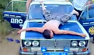 Милиционеры устроили танцы на машине ДПС Милиционеры устроили танцы на машине ДПС