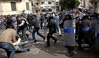 Военные открыли огонь по мародерам в Каире Военные открыли огонь по мародерам в Каире