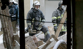 Жилой дом обрушился на людей в Ярославле Жилой дом обрушился на людей в Ярославле