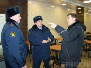 В заключенных начнут пробуждать духовность Алексей Величко (справа)