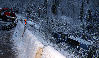 Автобус с людьми перевернулся на трассе Автобус с людьми перевернулся на трассе