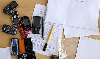 Школьникам запретили сотовые на экзаменах Школьникам запретили сотовые на экзаменах