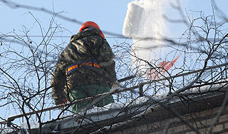 Ком снега упал на коляску с младенцем Ком снега упал на коляску с младенцем