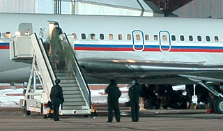 Пьяные россияне разбили окно в самолете Пьяные россияне разбили окно в самолете