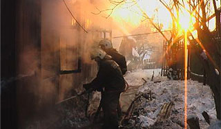 Неизвестные сожгли документы в здании суда Неизвестные сожгли документы в здании суда