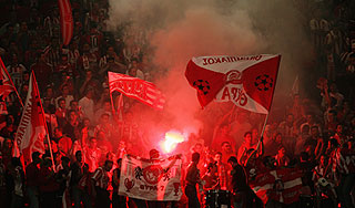 Фанаты разгромили театр в Греции Фанаты разгромили театр в Греции