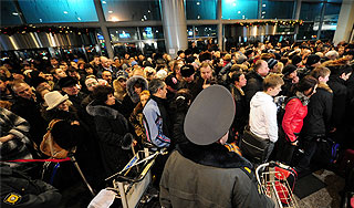 По взрыву в "Домодедово" ищут двоих По взрыву в "Домодедово" ищут двоих