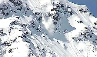 Лавина на склоне горы Чегет убила туристов Лавина на склоне горы Чегет убила туристов