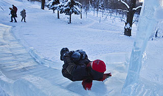 Девочку придавило снегом на горке Девочку придавило снегом на горке