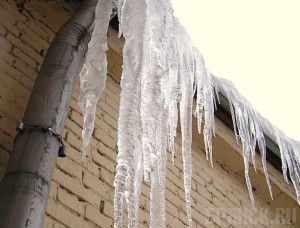 Сорвавшаяся глыба льда серьезно покалечила девушку