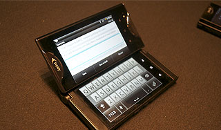 Kyocera обещает смартфон с двумя экранами Kyocera обещает смартфон с двумя экранами