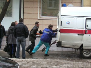 Найдены виновные в падении ледяной глыбы на женщину