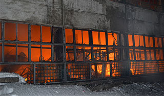 Люди стали заложниками горящего склада Люди стали заложниками горящего склада