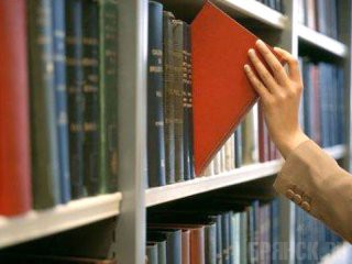 Сироте отказали в денежной выплате из-за несданных учебников