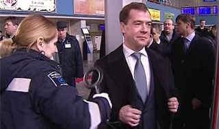 Медведеву устроили досмотр в аэропорту Медведеву устроили досмотр в аэропорту