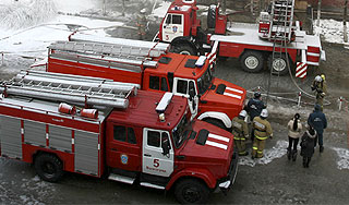 Пожарные вывели людей из бани без одежды Пожарные вывели людей из бани без одежды