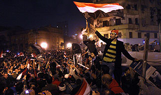 Египтяне всю ночь отмечали уход Мубарака Египтяне всю ночь отмечали уход Мубарака