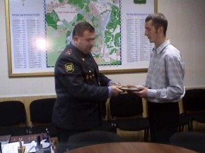 Уличный грабитель прикрывался беременной женой