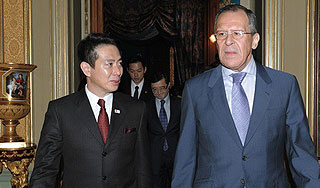 Главу МИД Японии похвалили за силу воли Главу МИД Японии похвалили за силу воли