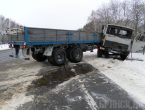 Три человека погибли при столкновении маршрутки с грузовиком