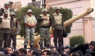 Армия Египта гонит с площади бунтовщиков Армия Египта гонит с площади бунтовщиков