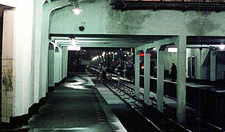 Человек на рельсах остановил поезда метро Человек на рельсах остановил поезда метро