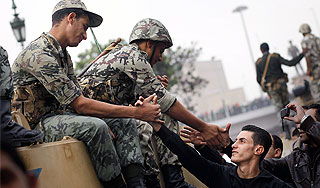 Армия Египта освобождает бунтовщиков Армия Египта освобождает бунтовщиков