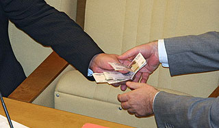 Россия введет стократные штрафы за взятки Россия введет стократные штрафы за взятки