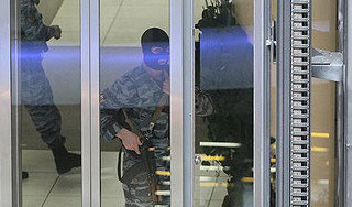 Люди с автоматами обыскали офис Батуриной Люди с автоматами обыскали офис Батуриной