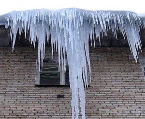 Началась проверка по факту падения сосульки на ребенка
