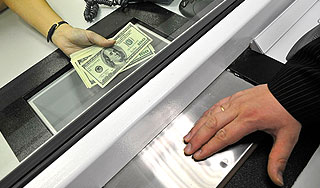 Россияне принялись скупать валюту Россияне принялись скупать валюту