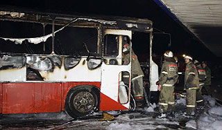 Милиционер спас людей из горящего автобуса Милиционер спас людей из горящего автобуса