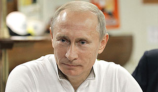 Путин подарил девочке медвежонка Путин подарил девочке медвежонка