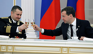 Медведев поздравил защитников Отечества Медведев поздравил защитников Отечества