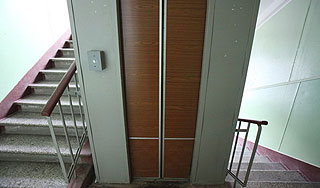 В Петербурге женщина погибла в шахте лифта В Петербурге женщина погибла в шахте лифта