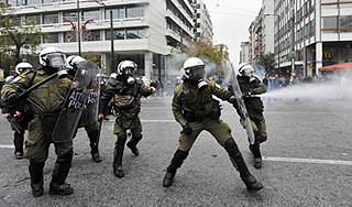 Полицейские газом ответили на атаку греков Полицейские газом ответили на атаку греков