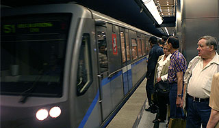 Москвичам придется жать в метро на кнопки Москвичам придется жать в метро на кнопки