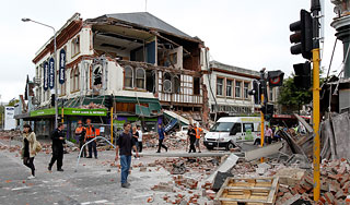 Разрушенный стихией город атакуют мародеры Разрушенный стихией город атакуют мародеры