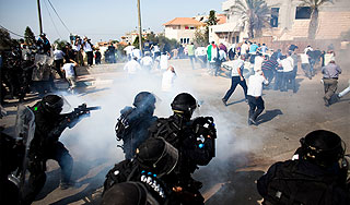 В Омане толпу с камнями разогнали газом В Омане толпу с камнями разогнали газом