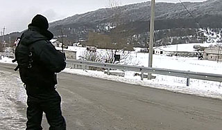 Боевик с заложником ушел от погони Боевик с заложником ушел от погони