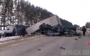 Два человека погибли при столкновении двух грузовиков